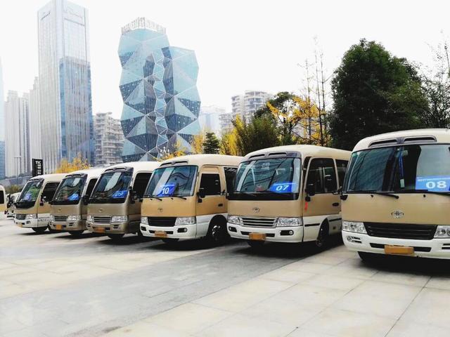 路景考斯特商務(wù)車戶外展示圖