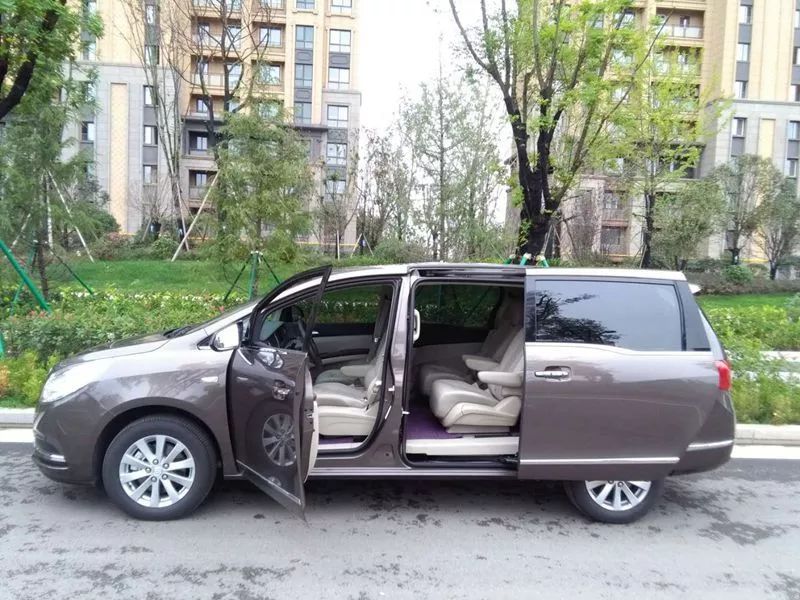 成都一般租輛商務(wù)車(chē)的價(jià)格